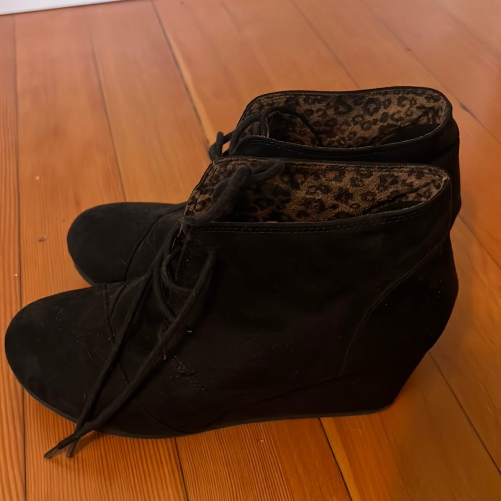Black boots cheeta print inside size 9